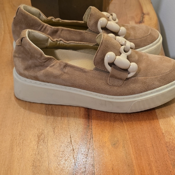 Softwaves Tan Suede Loafers with Cream Accents Size 7.5 - Picture 5 of 16